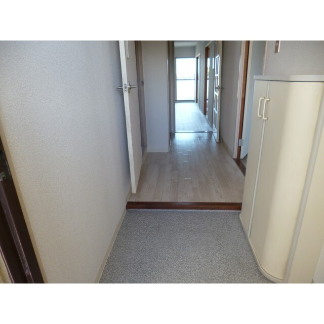 若林ビル【10,000円キャッシュバック対象物件】の玄関|ゆったりとした玄関です