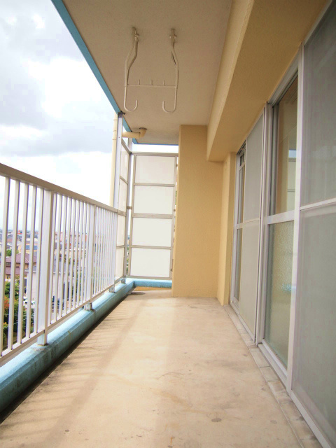 若林ビル【10,000円キャッシュバック対象物件】のバルコニー|暖かな日差しのふりそそぐバルコニー