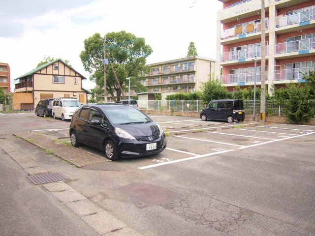 若林ビル【10,000円キャッシュバック対象物件】の駐車場|駐車場があります