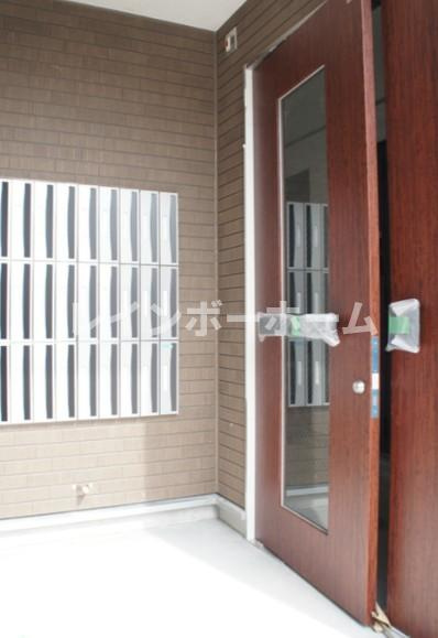 リブリ・ニスカルのエントランス|毎日通るエントランスはこのようになっています