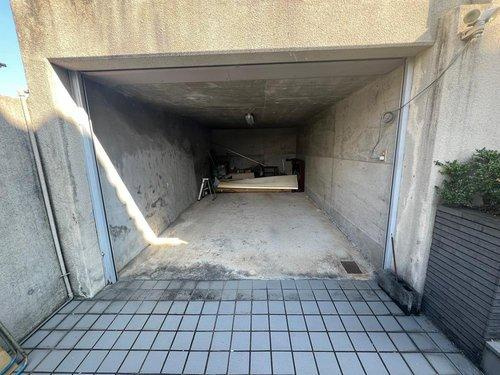 南区西霞町の駐車場|２世帯同居可能な５LDK！
コンビニ・スーパー・徒歩圏内！