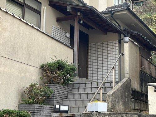 南区西霞町の駐車場|室内大変綺麗にお使いです☆庭有り◎
吹抜で明るい玄関♪