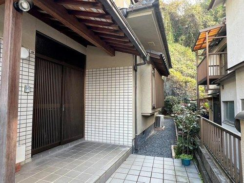 南区西霞町の玄関|室内大変綺麗にお使いです☆庭有り◎
吹抜で明るい玄関♪