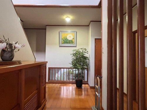 南区西霞町の玄関|２世帯同居可能な５LDK！
コンビニ・スーパー・徒歩圏内！