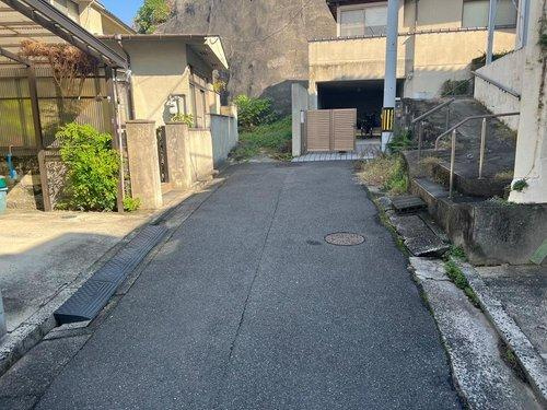 南区西霞町の前面道路含む現地写真|室内大変綺麗にお使いです☆庭有り◎
吹抜で明るい玄関♪