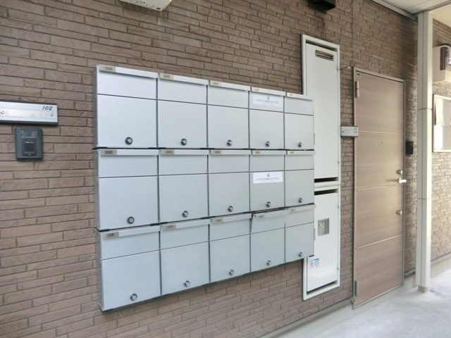 オークス浦和北のロビー|★１階ロビーに集合ポストを設置しています。★