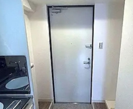 アッソルッソの玄関