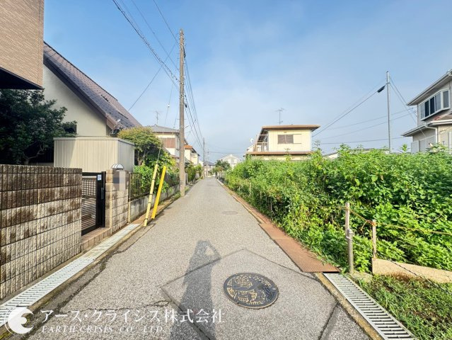 【前面道路含む現地写真】 | 船橋市三咲6丁目 | 建築条件なし。思い描いたマイホームを、そのままカタチに。陽当たりも良く、ガーデニングや家庭菜園にもぴったりのゆとりある敷地。資産としても魅力のある立地で、将来を見据えた住まい選びを。