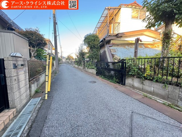 【前面道路含む現地写真】 | 船橋市三咲6丁目 | 建築条件なし。思い描いたマイホームを、そのままカタチに。陽当たりも良く、ガーデニングや家庭菜園にもぴったりのゆとりある敷地。資産としても魅力のある立地で、将来を見据えた住まい選びを。