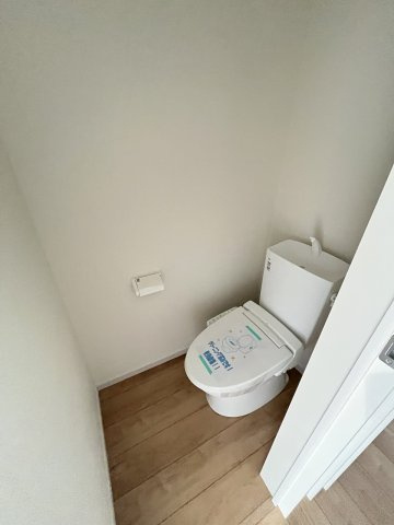 【トイレ】 | 福岡市東区香住ケ丘5丁目1期K　1号棟（全1棟）【仲介手数料無料・0円】 | 現地写真。1階のトイレです。