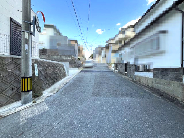 【その他】 | 福岡市東区香住ケ丘5丁目1期K　1号棟（全1棟）【仲介手数料無料・0円】 | 現地写真。前面道路です。