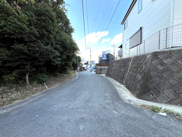 【その他】 | 福岡市東区香住ケ丘5丁目1期K　1号棟（全1棟）【仲介手数料無料・0円】 | 現地写真。前面道路です。