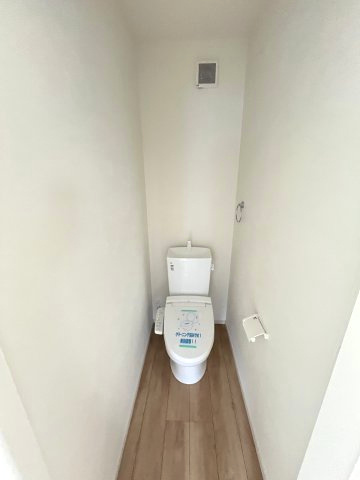 【トイレ】 | 福岡市東区香住ケ丘5丁目1期K　1号棟（全1棟）【仲介手数料無料・0円】 | 現地写真。2階にもトイレです。