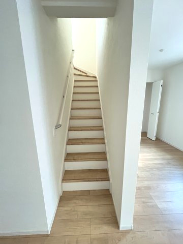 【内装】 | 福岡市東区香住ケ丘5丁目1期K　1号棟（全1棟）【仲介手数料無料・0円】 | 現地写真。2階へ上がる階段です。手摺もついて安全ですね。