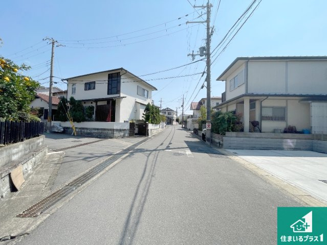 宇治市神明石塚　第1期　新築一戸建ての前面道路含む現地写真|周辺は閑静な住宅街！前面道路広々で車の出し入れも便利です。駐車が苦手な方でも安心して車庫入れできます！
