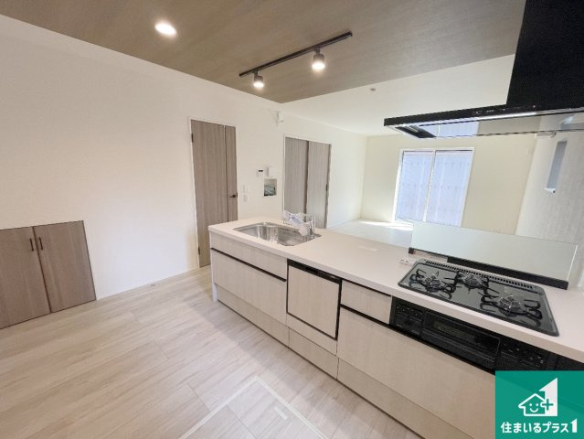 宇治市神明石塚　第1期　新築一戸建てのキッチン|リビングと統一感があり、使い勝手のいいキッチン。広々としているので、二人並んで作業が出来ちゃいます。お子様と一緒に色々なお料理に挑戦できるスペースがあります。