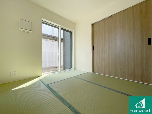 宇治市神明石塚　第1期　新築一戸建ての和室|一室あると便利な和室は客間としてだけでなく、小さなお子様のプレイルームや食後のくつろぎスペースとしてもご利用いただけます。収納もついていますので大活躍間違いなし！