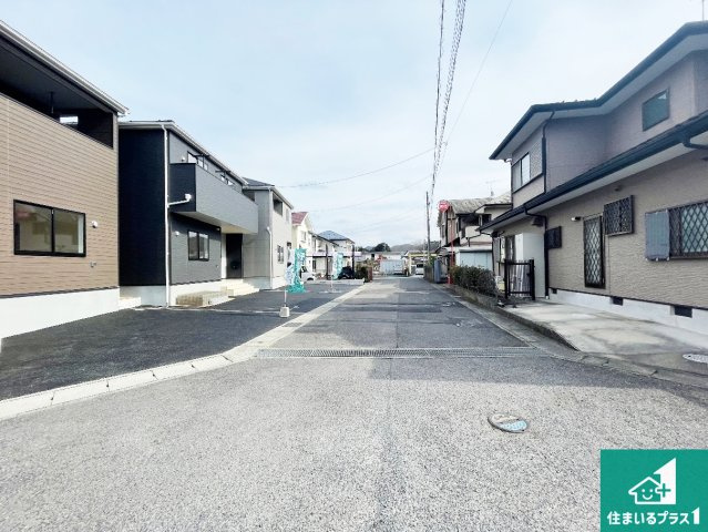 ★29(土)30(日)現地見学可能！★野洲市上屋　全3邸の前面道路含む現地写真|周辺は閑静な住宅街！前面道路広々で車の出し入れも便利です。駐車が苦手な方でも安心して車庫入れできます！