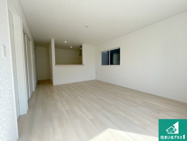 ★29(土)30(日)現地見学可能！★野洲市上屋　全3邸の居間・リビング|日当たり良好の明るいリビングで朝の目覚めもスッキリできそう！対面キッチンでご家族のコミュニケーションも自然と増える設計！小さなお子様が遊ぶスペースを作っても広々とくつろげるLDK！