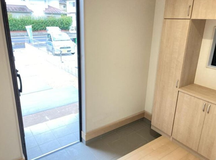 狭山市柏原の新築一戸建の玄関