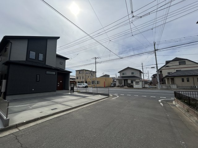 新築　前橋市六供町一丁目　Blooming　Garden　1号棟の前面道路含む現地写真|現地写真　西側接道幅員約20ｍ　北側接道幅員約5.9ｍ