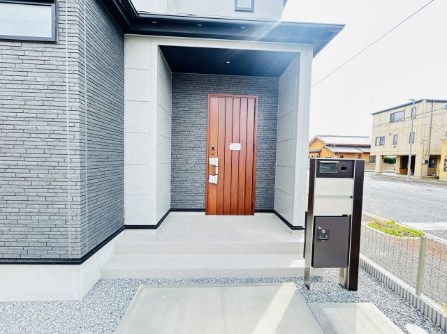 新築　前橋市六供町一丁目　Blooming　Garden　1号棟の玄関|現地写真　ポストと一体型のTVモニターホンでセキュリティ安心！
