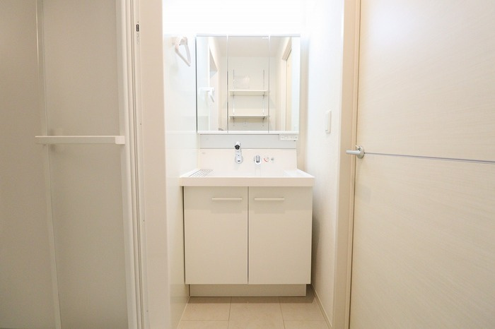 クレア神立の独立洗面台|三面鏡付き洗面化粧台