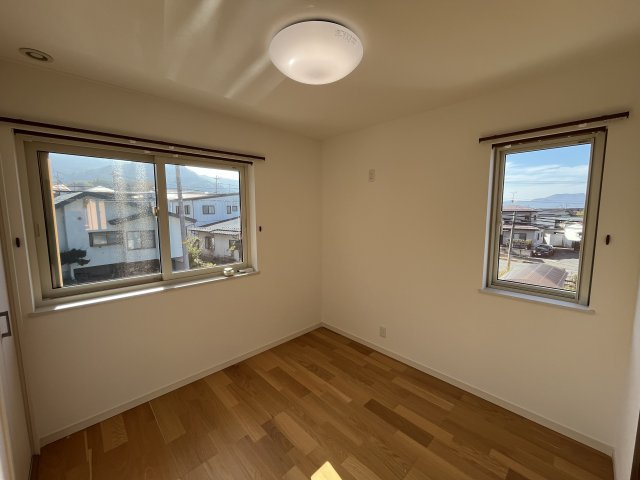 山形市小立四丁目15番17号の洋室