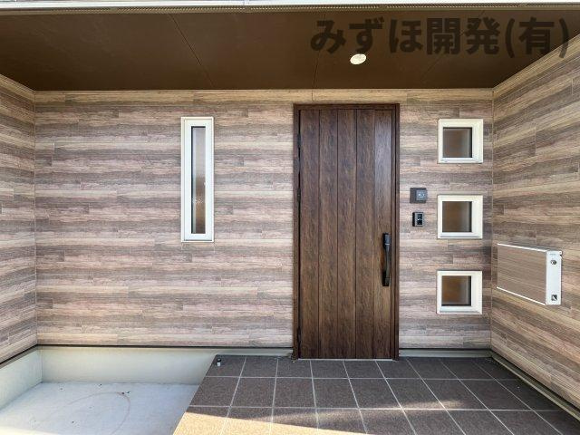 山形市小立四丁目15番17号の玄関