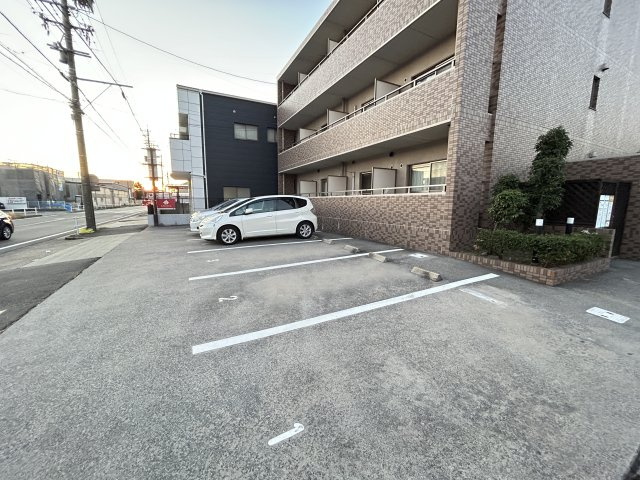 グランドールスクエア の駐車場