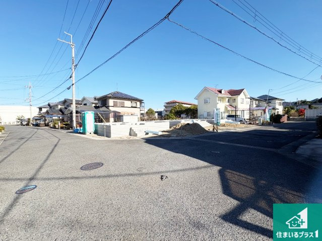 野洲市上屋　第2期　新築一戸建ての前面道路含む現地写真|周辺は落ち着いた街並みの住宅地！子育てがしやすい住環境です！まだ未完成ですが、現地でしかわからない事もございます。是非一度ご覧ください。
