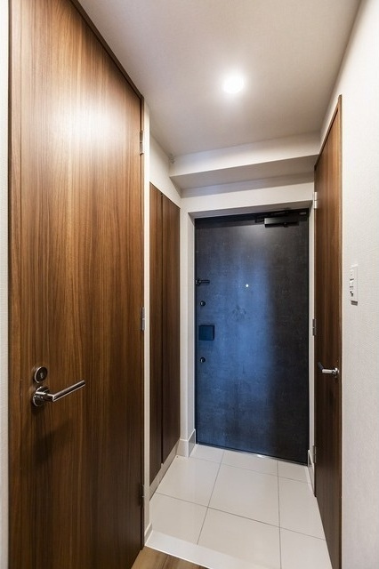 コンフォリア・リヴ根岸二丁目の玄関