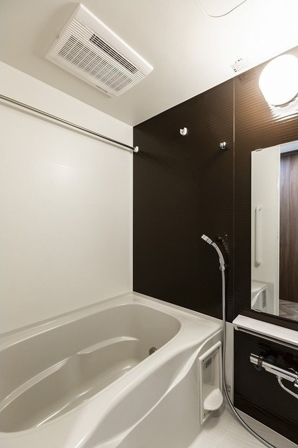 コンフォリア・リヴ根岸二丁目の浴室