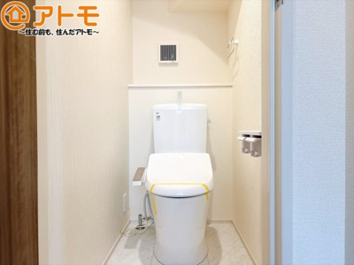 【トイレ】 | 裾野市茶畑3期　新築一戸建て　全1棟 | 窓があり換気もすぐにできる、清潔感のあるトイレです♪