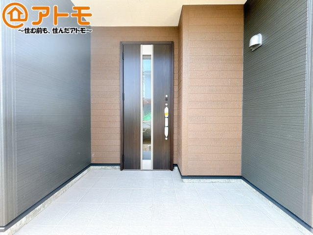 【玄関】 | 裾野市茶畑3期　新築一戸建て　全1棟 | 落ち着いた色合いの玄関はダブルロックで防犯性に優れた仕様になっています♪