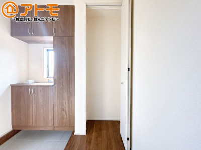 【玄関】 | 裾野市茶畑3期　新築一戸建て　全1棟 | シューズボックスの棚は可動のため、背の高いブーツもきちんと収納できます。