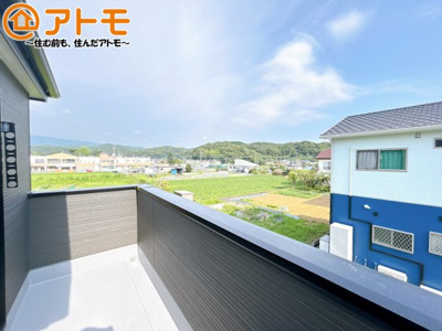 【バルコニー】 | 裾野市茶畑3期　新築一戸建て　全1棟 | やっぱり助かる広々バルコニー♪お布団や洗濯物を干せるのはもちろん、広々としたバルコニーで少しでも家事を楽ちんに！