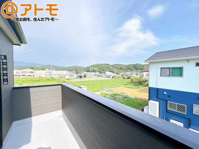 【バルコニー】 | 裾野市茶畑3期　新築一戸建て　全1棟 | やっぱり助かる広々バルコニー♪お布団や洗濯物を干せるのはもちろん、広々としたバルコニーで少しでも家事を楽ちんに！