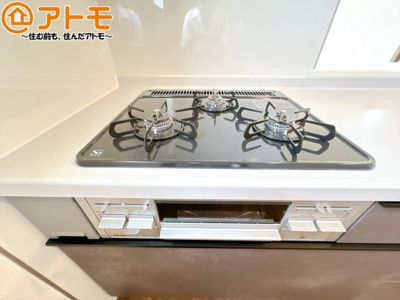 【設備】 | 裾野市茶畑3期　新築一戸建て　全1棟 | ３口コンロは使い勝手がよくお料理も楽しくなりそうです♪