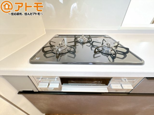 【設備】 | 裾野市茶畑3期　新築一戸建て　全1棟 | ３口コンロは使い勝手がよくお料理も楽しくなりそうです♪