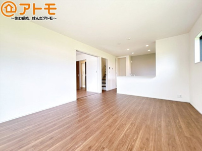 【居間・リビング】 | 裾野市茶畑3期　新築一戸建て　全1棟 | 家族団らんのイメージは、リビングを思い浮かべませんか？リビングこそ広々とした空間が良いですね♪