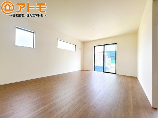 【居間・リビング】 | 裾野市茶畑3期　新築一戸建て　全1棟 | 広々と開放的なLDKは、家族が自然と集まる広さ♪お子様のリビング学習にもピッタリ♪
