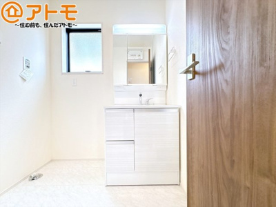 【独立洗面台】 | 裾野市茶畑3期　新築一戸建て　全1棟 | 洗面所って朝に混み合いませんか？広々とした脱衣所、３面鏡の独立洗面台で朝の時間を少しお手伝い♪