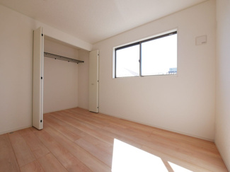 【洋室】 | 甲府市上曽根町 新築全2棟 1号棟 中道北小・笛南中学区 | 2階5.2帖洋室　（別現場の同仕様・同間取写真）