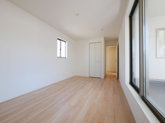 【洋室】 | 甲府市上曽根町 新築全2棟 1号棟 中道北小・笛南中学区 | 2階8帖洋室　約2帖のウォークインクローゼット付き　（別現場の同仕様・同間取写真）