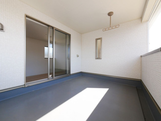 【バルコニー】 | 甲府市上曽根町 新築全2棟 1号棟 中道北小・笛南中学区 | 約6帖サイズの広々インナーバルコニー　（別現場の同仕様・同間取写真）