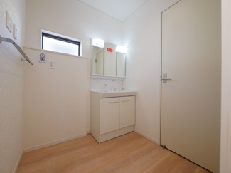 【独立洗面台】 | 甲府市上曽根町 新築全2棟 1号棟 中道北小・笛南中学区 | 窓付きで換気効率の良い洗面所　洗面台は三面鏡仕様　（別現場の同仕様・同間取写真）
