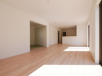 【居間・リビング】 | 甲府市上曽根町 新築全2棟 1号棟 中道北小・笛南中学区 | LDK18帖の大空間！家族の団らんが弾むリビングです。（別現場の同仕様・同間取写真）