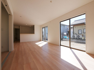 【居間・リビング】 | 甲府市上曽根町 新築全2棟 1号棟 中道北小・笛南中学区 | 18帖の南向きの明るいリビングで快適な暮らし　（別現場の同仕様・同間取写真）