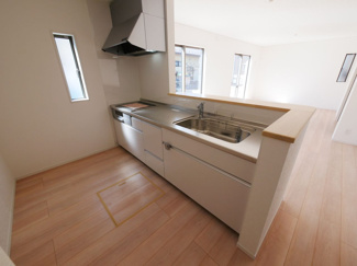 【キッチン】 | 甲府市上曽根町 新築全2棟 1号棟 中道北小・笛南中学区 | 家族との会話も楽しめる対面キッチン　（別現場の同仕様・同間取写真）